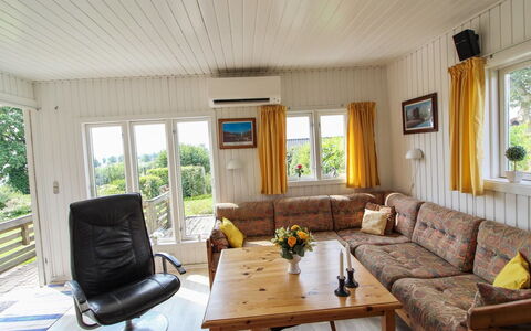 Lillebror - 200M from the Sea: Toit, Maison, Domicile, Chalet, Siding, Biens, Allée, Batiments Jardin, Cour, Cabanon