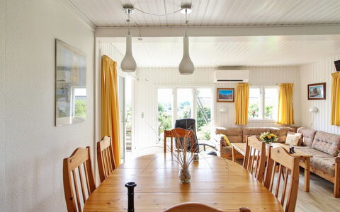 Lillebror - 200M from the Sea: Toit, Maison, Domicile, Chalet, Siding, Biens, Allée, Batiments Jardin, Cour, Cabanon