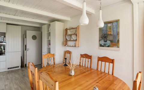 Lillebror - 200M from the Sea: Toit, Maison, Domicile, Chalet, Siding, Biens, Allée, Batiments Jardin, Cour, Cabanon
