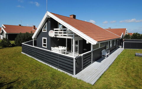 Bente - 800M from the Sea: Toit, Maison, Domicile, Chalet, Porte, Siding, Plate-Forme, Porche, Planche, Dur