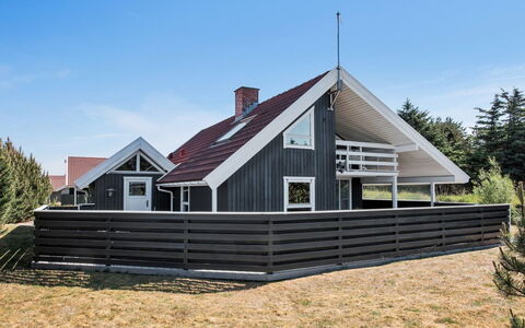 Bente - 800M from the Sea: Toit, Maison, Domicile, Chalet, Porte, Siding, Plate-Forme, Porche, Planche, Dur