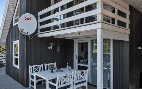 Bente - 800M from the Sea: Toit, Maison, Domicile, Chalet, Porte, Siding, Plate-Forme, Porche, Planche, Dur