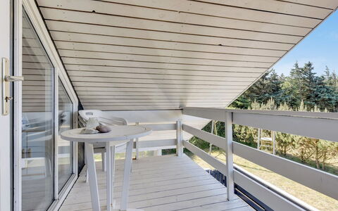 Bente - 800M from the Sea: Toit, Maison, Domicile, Chalet, Porte, Siding, Plate-Forme, Porche, Planche, Dur