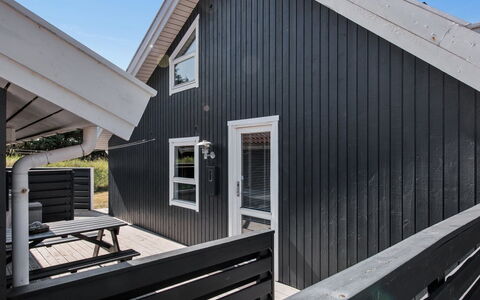 Bente - 800M from the Sea: Toit, Maison, Domicile, Chalet, Porte, Siding, Plate-Forme, Porche, Planche, Dur