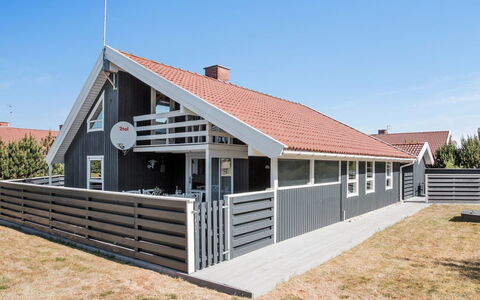 Bente - 800M from the Sea: Toit, Maison, Domicile, Chalet, Porte, Siding, Plate-Forme, Porche, Planche, Dur