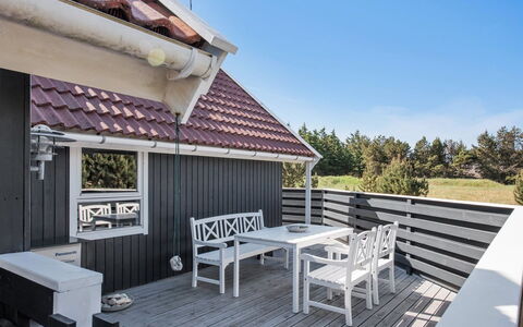 Bente - 800M from the Sea: Toit, Maison, Domicile, Chalet, Porte, Siding, Plate-Forme, Porche, Planche, Dur