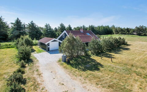 Bente - 800M from the Sea: Toit, Maison, Domicile, Chalet, Porte, Siding, Plate-Forme, Porche, Planche, Dur