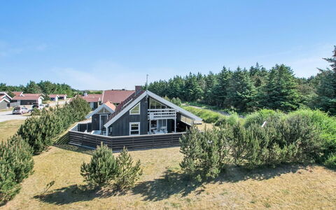 Bente - 800M from the Sea: Toit, Maison, Domicile, Chalet, Porte, Siding, Plate-Forme, Porche, Planche, Dur