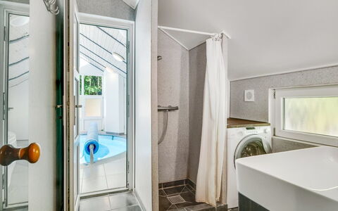 Eisa - 300M to the Fjord: Sol, Luminaire Plomberie, Plafond, Design Intérieur, Sol, Domicile, Pièce, Plomberie, Salle De Bains, Robinet