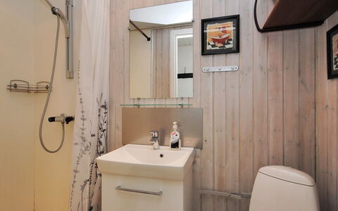Ingeborre - 100M to the Fjord: Salle De Bains, Luminaire Plomberie, Sol, Mur, Sol, Lavabo, Design Intérieur, Bois, Évier, Toilette