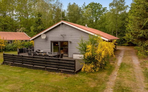 Anine - 200M to the Fjord: Bleu, Arbuste, Chalet, Couverture De Sol, Jardin, Biens, Ombre, Aménagement Paysager, Ferme, Eco Hôtel