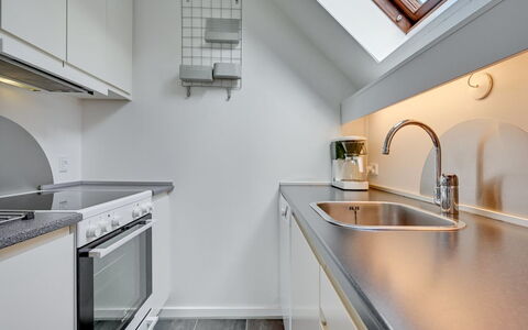 Femija - 500M to the Fjord: Cuisine, Comptoir, Design Intérieur, Plafond, Sol, Luminaire Plomberie, Evier, Robinet, Principaux Appliance, Sol