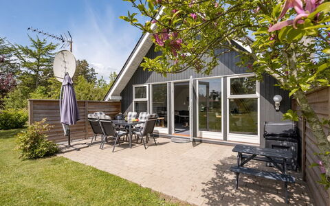Femija - 500M to the Fjord: Domicile, Chalet, Siding, Biens, Ombre, Pelouse, Jardin, Dur, Aménagement Paysager, Cour