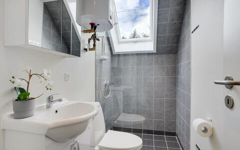Femija - 500M to the Fjord: Salle De Bains, Luminaire Plomberie, Design Intérieur, Mur, Sol, Évier, Sol, Lavabo, Toilette, Robinet