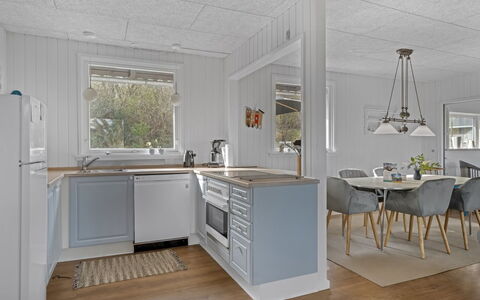 Thyra - 500M to the Fjord: Cuisine, Bois, Sol, Principaux Appliance, Appareil De Cuisine, Design Intérieur, Comptoir, Sol, Plafond, Meubles