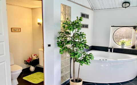 Athisl - 800M from the Sea: Luminaire Plomberie, Design Intérieur, Sol, Salle De Bains, Sol, Plomberie, Éclairage, Robinet, Plafond, Toilette