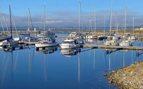 Athisl - 800M from the Sea: Bateau, L'Eau, Ressources En Eau, Plan D'Eau, Navire, Marina, Bateaux Et Nautique - Materiel Et Fournitures, Voie Navigable, Mât