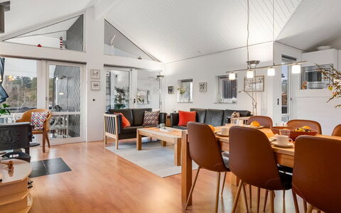 Athisl - 800M from the Sea: Design Intérieur, Meubles, Plafond, Bois, Sol, Luminaire, Canapé, Sol, Éclairage, Salon