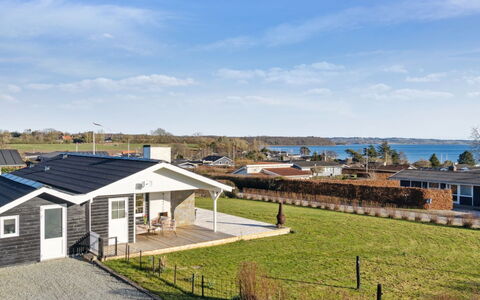 Reinhold - 200M from the Sea: Maison, Toit, Domicile, Chalet, Biens, Ombre, Siding, Allée, Porche, Ferme