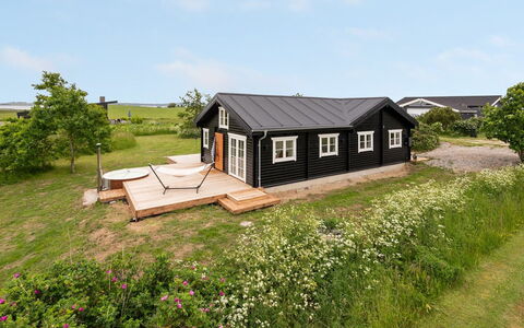 Siebelt - 200M from the Sea: Toit, Maison, Domicile, Chalet, Porte, Biens, Ferme, Siding, Batiments Jardin, Cour