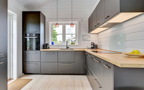 Siebelt - 200M from the Sea: Cuisine, Comptoir, Sol, Cabinetry, Appareil De Cuisine, Bois, Design Intérieur, Meubles, Sol, Principaux Appliance