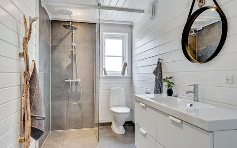 Siebelt - 200M from the Sea: Sol, Luminaire Plomberie, Sol, Design Intérieur, Plomberie, Salle De Bains, Armoire De Toilette, Tuile, Robinet, Évier