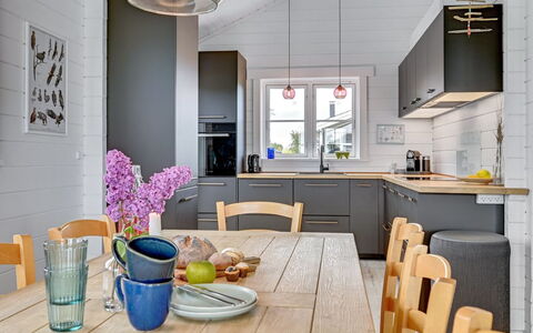 Siebelt - 200M from the Sea: Meubles, Cuisine, Comptoir, Design Intérieur, Sol, Appareil De Cuisine, Bois, Cabinetry, Sol, Principaux Appliance