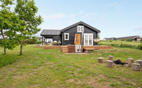 Siebelt - 200M from the Sea: Toit, Maison, Domicile, Chalet, Siding, Biens, Allée, Batiments Jardin, Cour, Cabanon