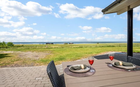 Thorman - 75M from the Sea: Toit, Maison, Domicile, Chalet, Siding, Biens, Allée, Batiments Jardin, Cour, Cabanon