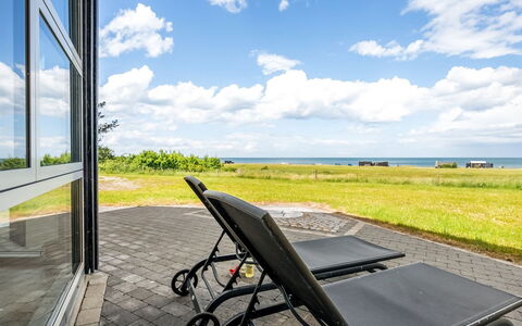 Thorman - 75M from the Sea: Toit, Maison, Domicile, Chalet, Siding, Biens, Allée, Batiments Jardin, Cour, Cabanon