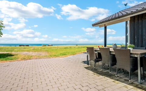 Thorman - 75M from the Sea: Toit, Maison, Domicile, Chalet, Siding, Biens, Allée, Batiments Jardin, Cour, Cabanon