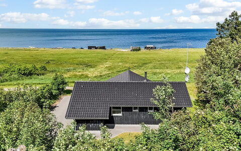 Thorman - 75M from the Sea: Toit, Maison, Domicile, Chalet, Siding, Biens, Allée, Batiments Jardin, Cour, Cabanon