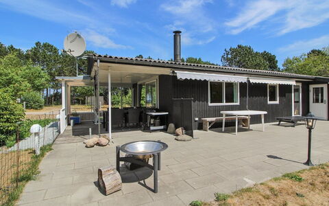 Eldina - 100M from the Sea: Toit, Chalet, Domicile, Ombre, Siding, Ferme, Porche, Structure En Plein Air, Batiments Jardin