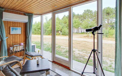 Eldina - 100M from the Sea: Toit, Chalet, Domicile, Ombre, Siding, Ferme, Porche, Structure En Plein Air, Batiments Jardin
