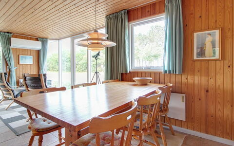 Eldina - 100M from the Sea: Toit, Chalet, Domicile, Ombre, Siding, Ferme, Porche, Structure En Plein Air, Batiments Jardin