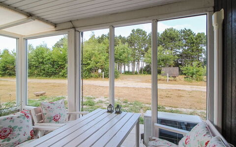 Eldina - 100M from the Sea: Meubles, Chaise, Table, Design Intérieur, Sol, Porche, Mobilier De Jardin, Porte, Verre, Ombre