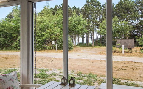 Eldina - 100M from the Sea: Bois, Verre, Ombre, Dur, Chaise, Matériau Naturel, Tache De Bois, Structure En Plein Air, Batiments Jardin, Porche