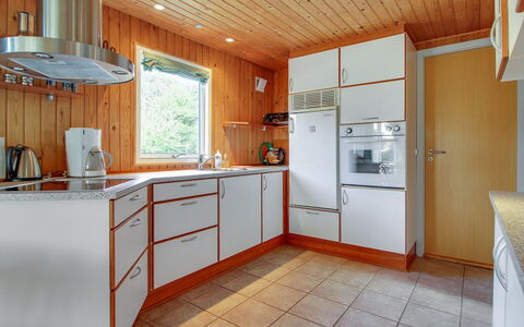 Eldina - 100M from the Sea: Cuisine, Sol, Design Intérieur, Comptoir, Bois, Appareil De Cuisine, Principaux Appliance, Evier, Sol, Cabinetry