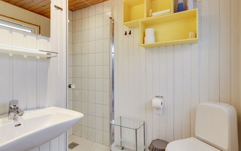 Eldina - 100M from the Sea: Lavabo, Sol, Mur, Luminaire Plomberie, Sol, Salle De Bains, Design Intérieur, Bois, Évier, Robinet
