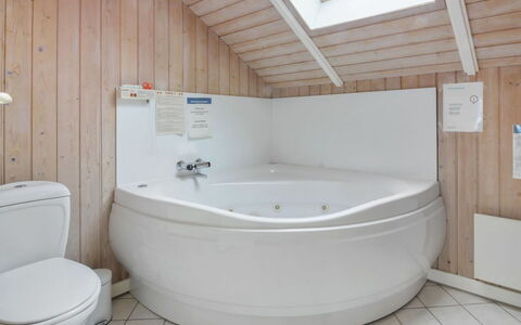 Pirkka - 50M to the Fjord: Luminaire Plomberie, Baignoire, Sol, Salle De Bains, Sol, Design Intérieur, Plafond, Plomberie, Robinet, Pièce