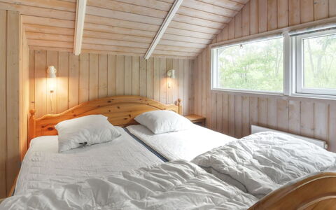 Pirkka - 50M to the Fjord: Bois, Chambre, Lit, Plafond, Drap De Lit, Design Intérieur, Literie, Cadre De Lit, Sol, Sol
