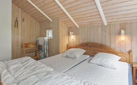Pirkka - 50M to the Fjord: Chambre, Lit, Mur, Bois, Plafond, Drap De Lit, Sol, Design Intérieur, Sol, Literie