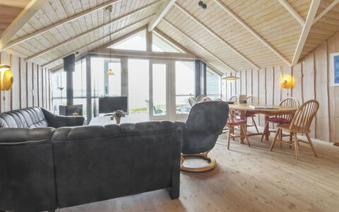 Pirkka - 50M to the Fjord: Bois, Plafond, Parquet, Domicile, Dur, Planche, Chalet, Grenier, Salon, Chaise