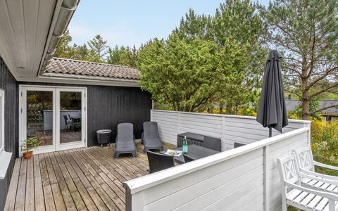 Jaskirt - 125M from the Sea: Bois, Domicile, Plate-Forme, Composite, Porche, Siding, Planche, Dur, Tache De Bois, Mobilier De Jardin