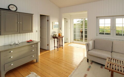 Jenson - 75M from the Sea: Toit, Maison, Domicile, Chalet, Siding, Biens, Allée, Batiments Jardin, Cour, Cabanon