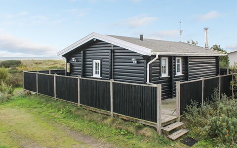 Jenson - 75M from the Sea: Toit, Maison, Domicile, Chalet, Siding, Biens, Allée, Batiments Jardin, Cour, Cabanon