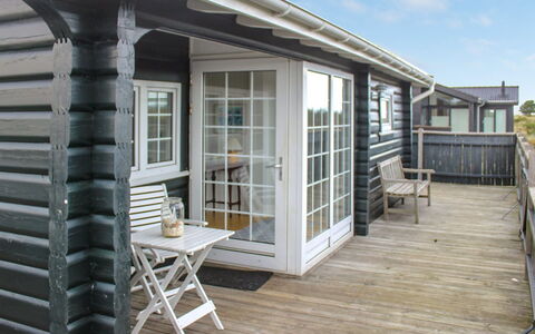Jenson - 75M from the Sea: Toit, Maison, Domicile, Chalet, Siding, Biens, Allée, Batiments Jardin, Cour, Cabanon