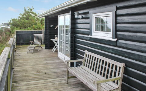 Jenson - 75M from the Sea: Toit, Maison, Domicile, Chalet, Siding, Biens, Allée, Batiments Jardin, Cour, Cabanon