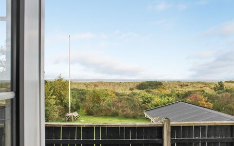 Jenson - 75M from the Sea: Toit, Maison, Domicile, Chalet, Siding, Biens, Allée, Batiments Jardin, Cour, Cabanon
