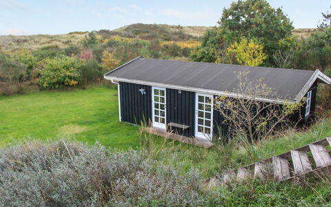 Jenson - 75M from the Sea: Toit, Maison, Domicile, Chalet, Siding, Biens, Allée, Batiments Jardin, Cour, Cabanon
